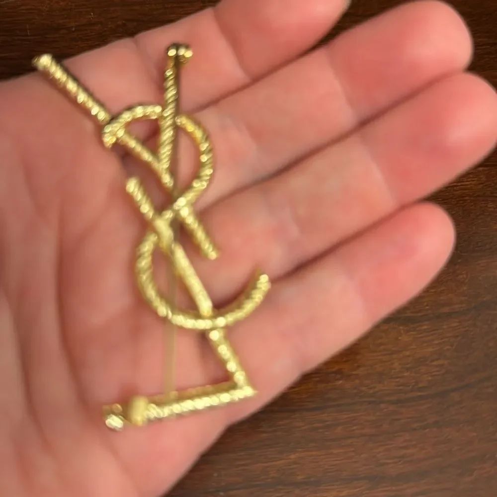 Classic Brooch - Picture 4 of 7